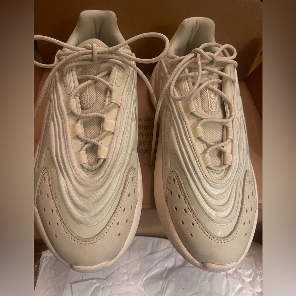Adidas Ozelia. EUC